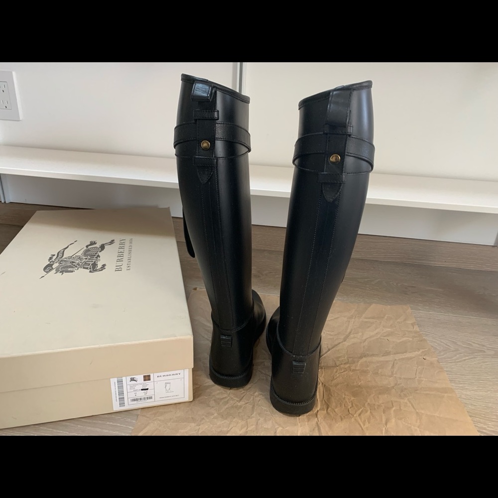 Burberry Riding Rainboot with Belt - Picture 4 of 7